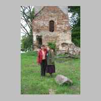 022-1417 Mai 2006- Frau Hoffmann mit der Russin Antonia vor der Kirchturmruine.jpg
